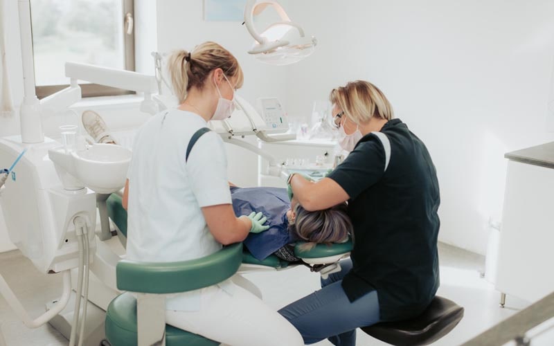 Abnehmbare und festsitzende Zahnspangen